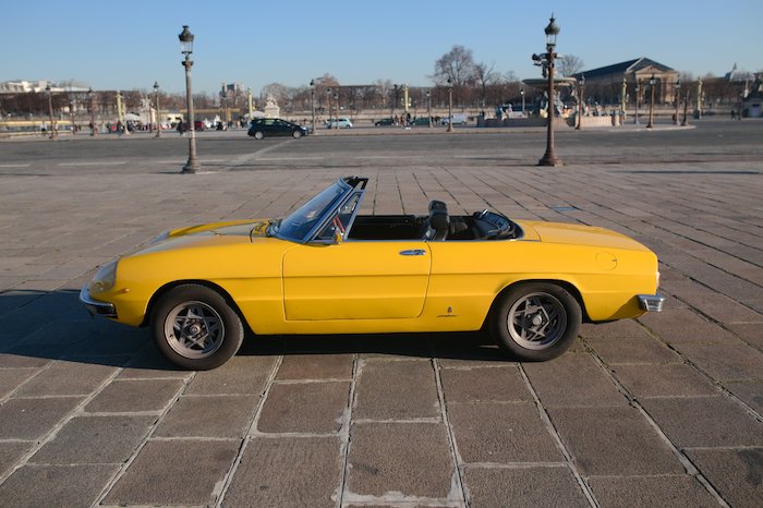 Alfa Romeo Spider Coda Tronca 1973 jaune de profil place de la Concorde à Paris
