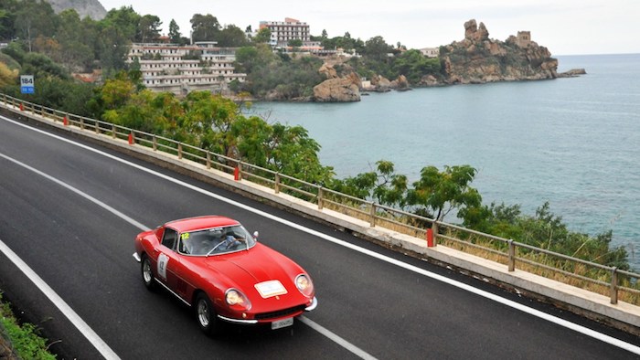 Ferrari 275 GTB rouge à la Targa Florio Classic