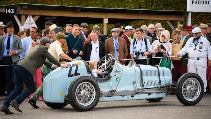 Voiture de course d'avant-guerre au festival de Goodwood Revival
