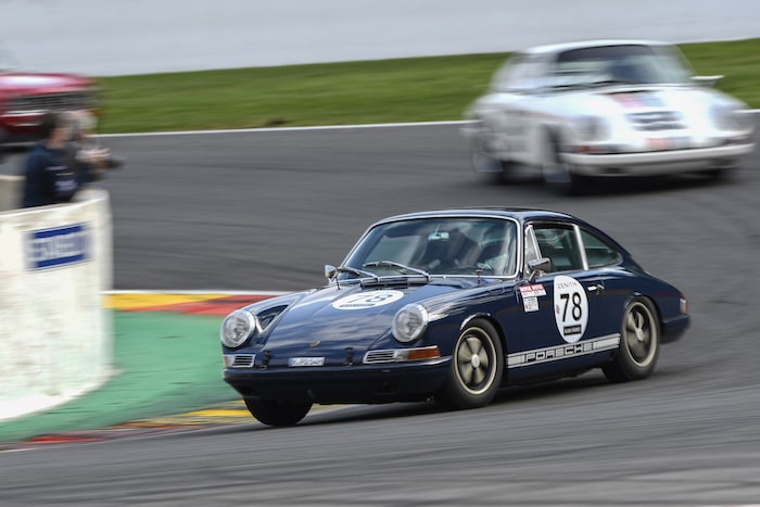 Porsche 911 Classic bleu nuit sur le circuit de Spa-Francorchamps