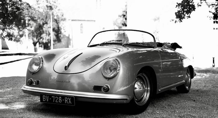 Porsche 356 Speedster replica en noir et blanc de 3/4 face