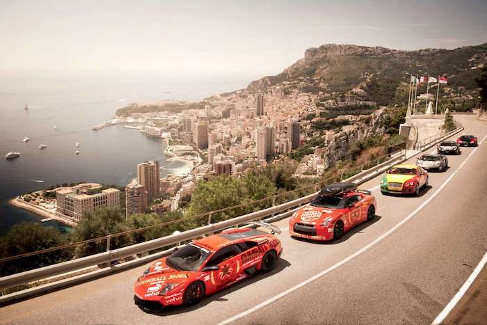 Supercars lors du Gumball au dessus d'une falaise