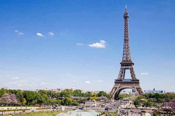Conduire à Paris : Ce que les touristes doivent savoir lors de la location d&rsquo;une voiture