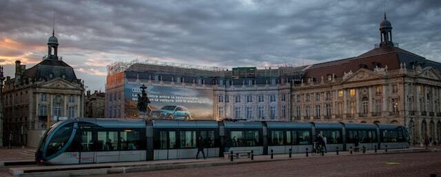 Explorer Bordeaux: découvrez les différents moyens de transport publics à votre disposition !