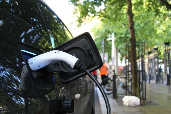 La transition vers les véhicules électriques : état des lieux de la location de voitures à Paris