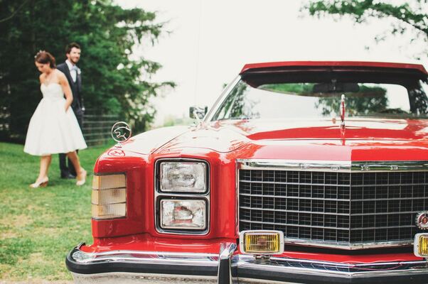 Quelle voiture choisir pour un mariage rétro ? Découvrez les véhicules qui apportent une touche d&rsquo;élégance vintage à votre journée spéciale