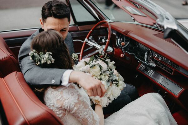 Décrypter le mystère : Qui se trouve dans la voiture de la mariée ?
