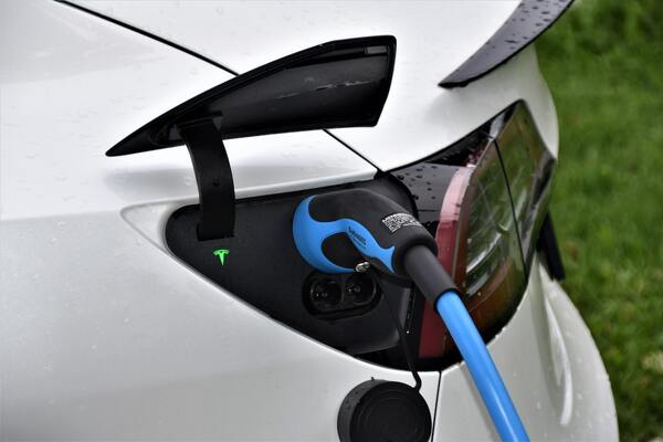 Comment recharger une voiture électrique de location ?