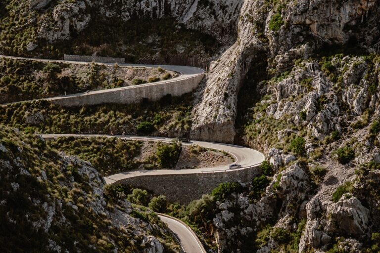 Comment préparer votre voiture pour les longs trajets d&rsquo;été en toute sécurité et confort