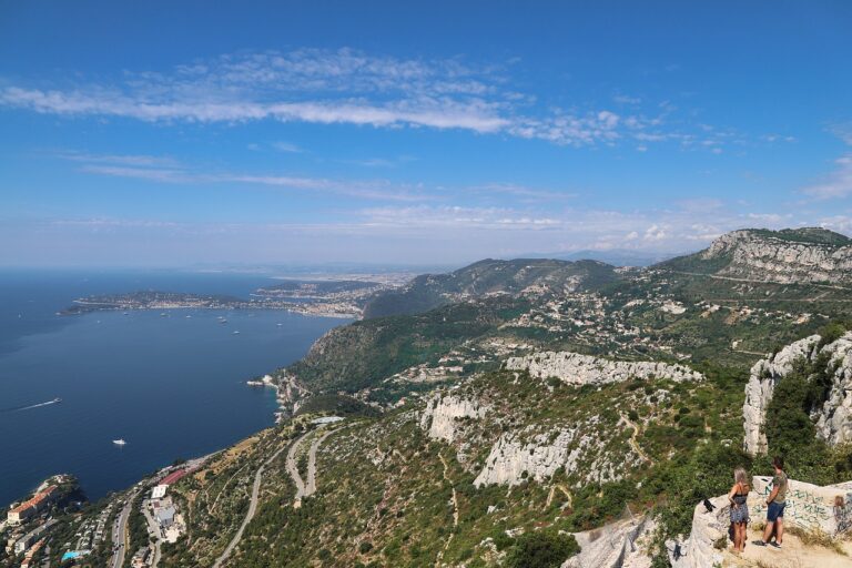 Les Plus Belles Routes Côtières de France pour un Road Trip Estival Inoubliable