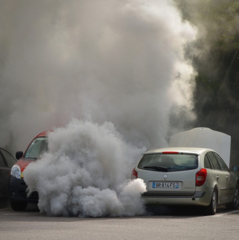 Fumée blanche diesel : causes, solutions et entretien à connaître