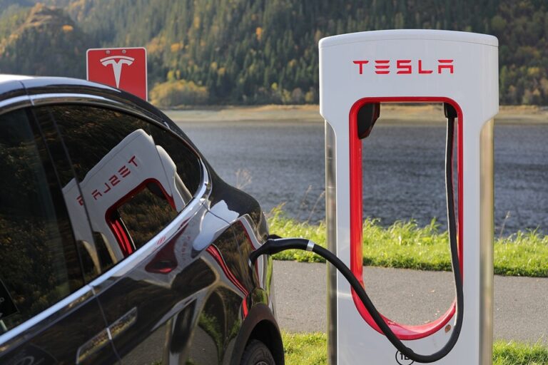 Technologie Tesla : Impact sur l&rsquo;Électrification et Véhicules Électriques
