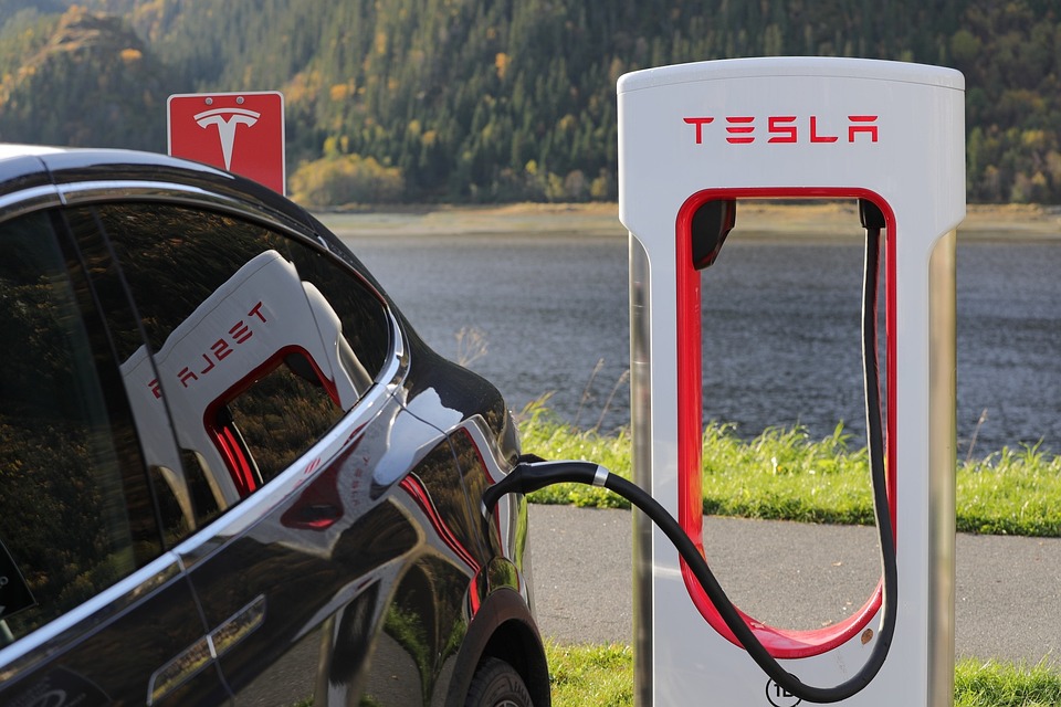 Technologie Tesla : Impact sur l’Électrification et Véhicules Électriques