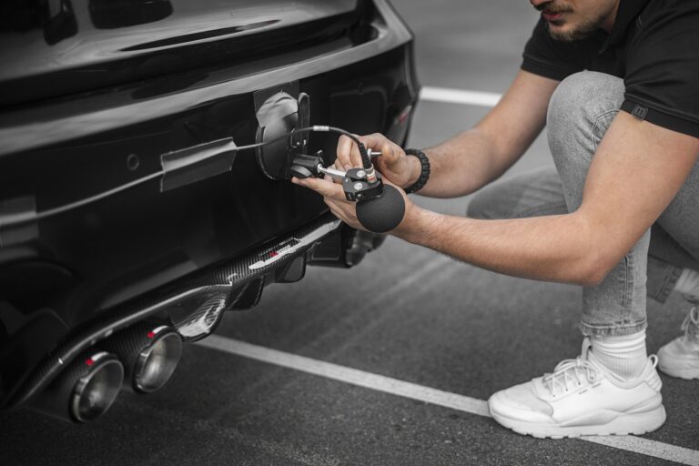 Comment enlever un autocollant sur une voiture facilement et sans abîmer la peinture