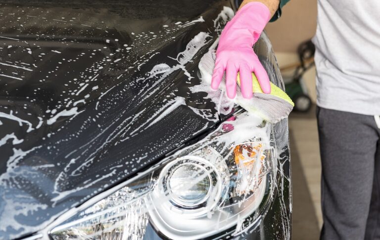 Laver votre voiture avec du savon noir : Guide complet et astuces pratiques !