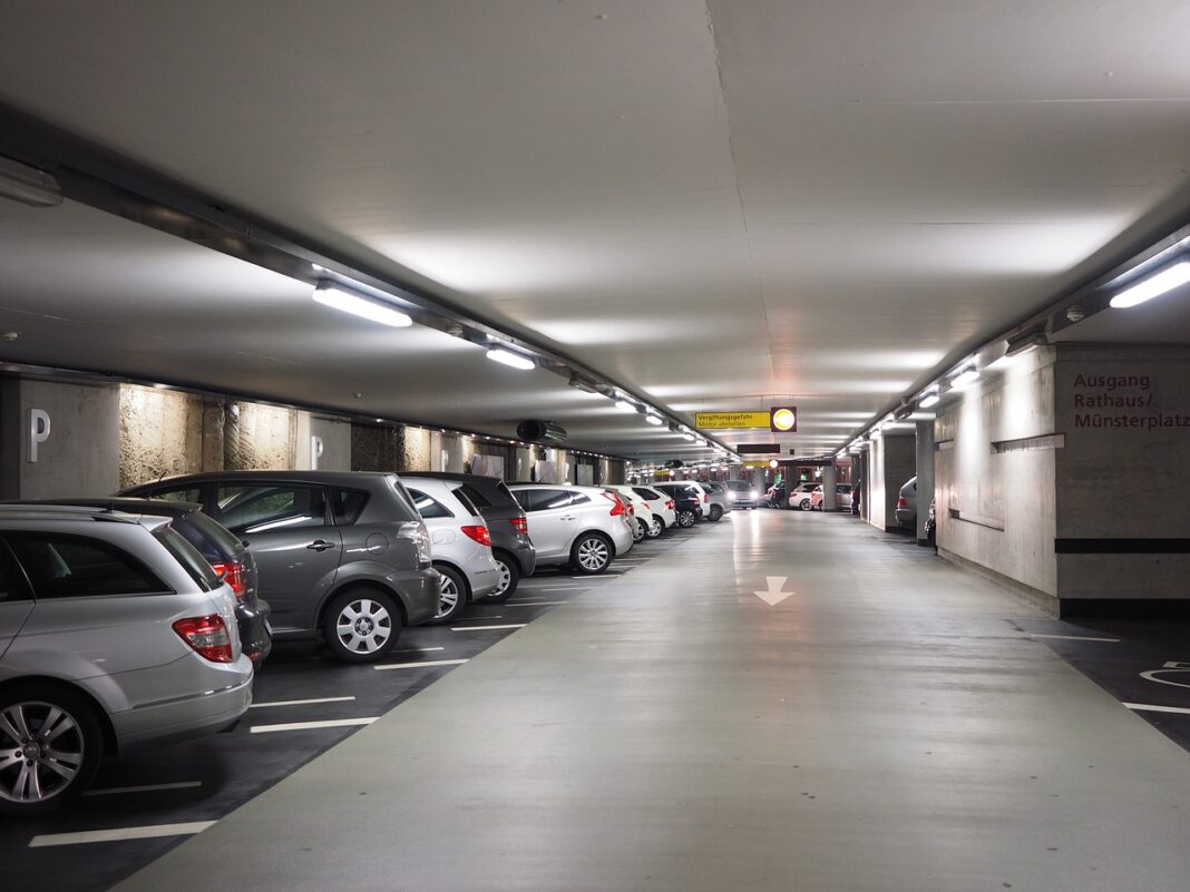 Comment laisser sa voiture à l’aéroport : Guide des parkings sécurisés et astuces !
