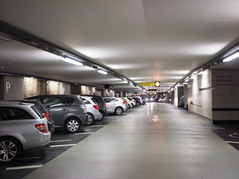 Comment laisser sa voiture à l&rsquo;aéroport : Guide des parkings sécurisés et astuces !