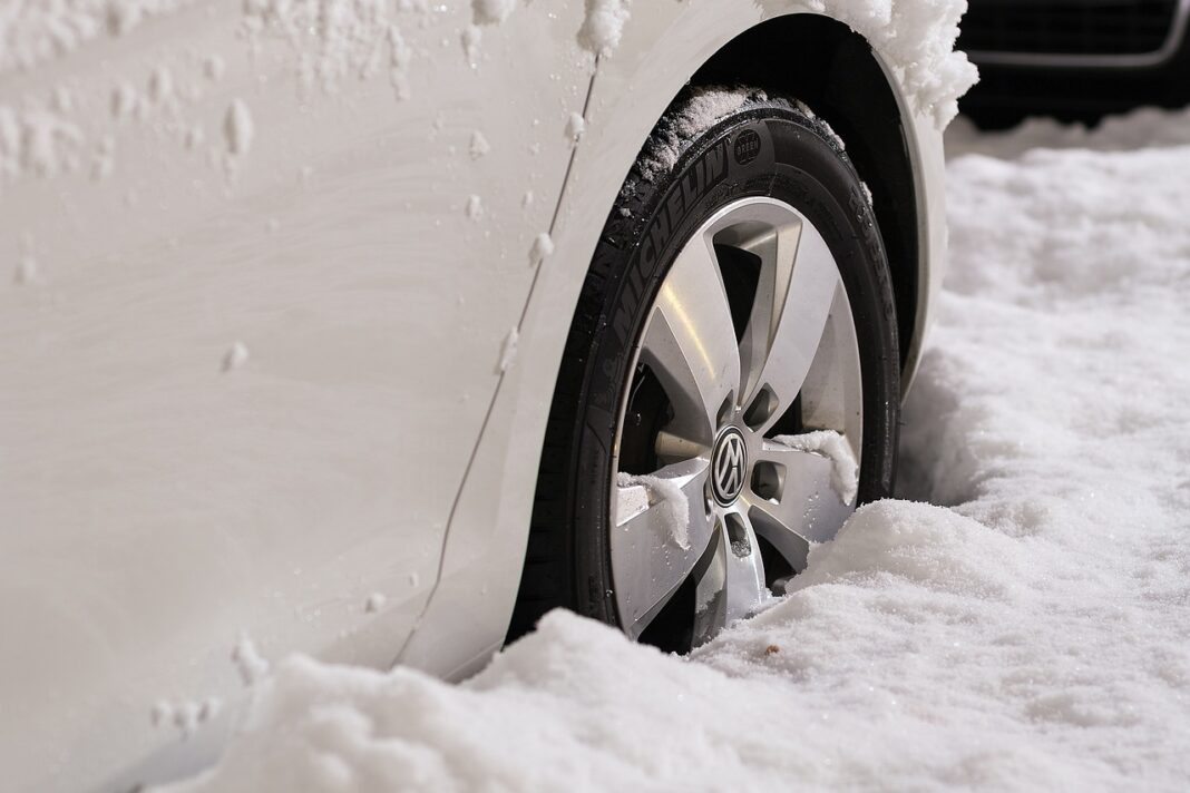 Combien de pneus neige obligatoire sur une voiture : le guide essentiel