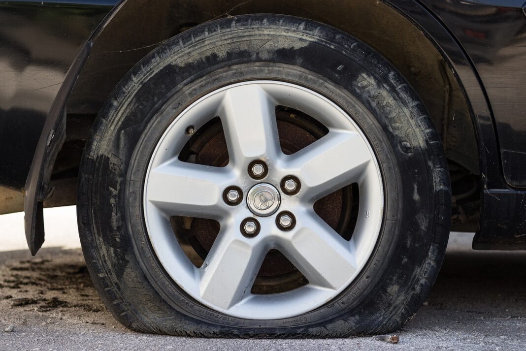 Rouler avec un pneu crevé: conseils pour atteindre le garage en sécurité !