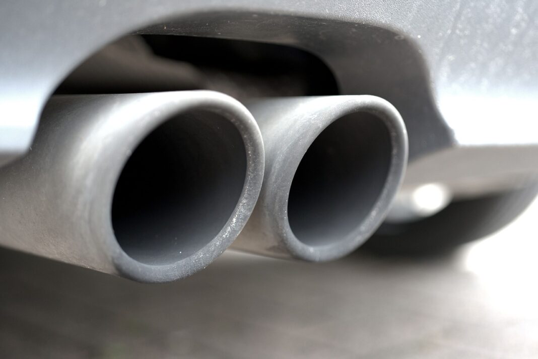 Causes et solutions: fuite noire sous la voiture !