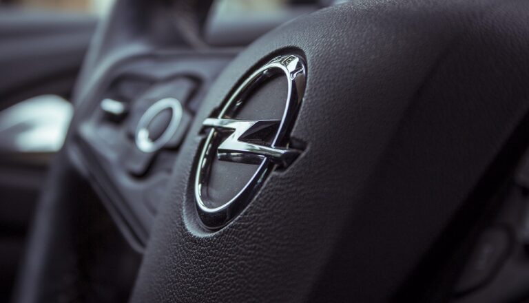 Opel Astra : voyant moteur orange et perte de puissance – causes et solutions !