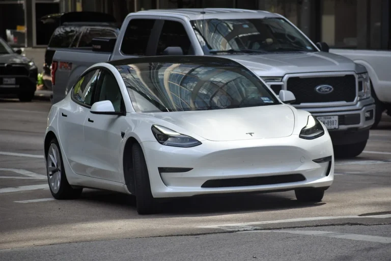 Accélération voiture : facteurs clés et innovations pour optimiser la performance !