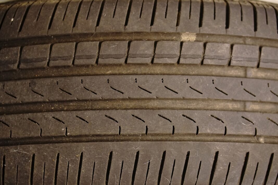 Déformation pneu : causes, signes et solutions pour votre sécurité routière !