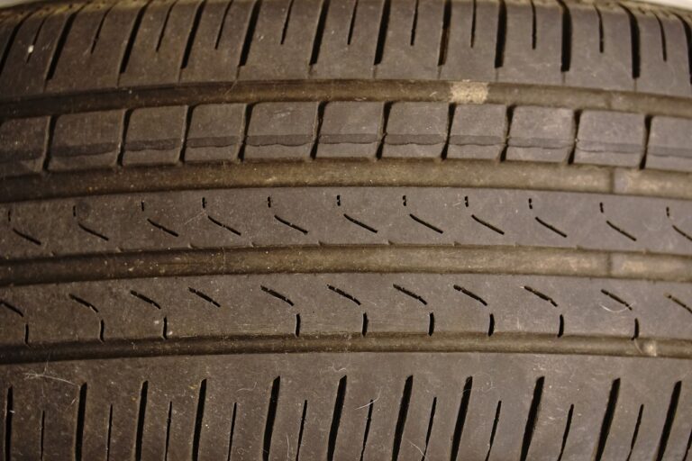 Déformation pneu : causes, signes et solutions pour votre sécurité routière !