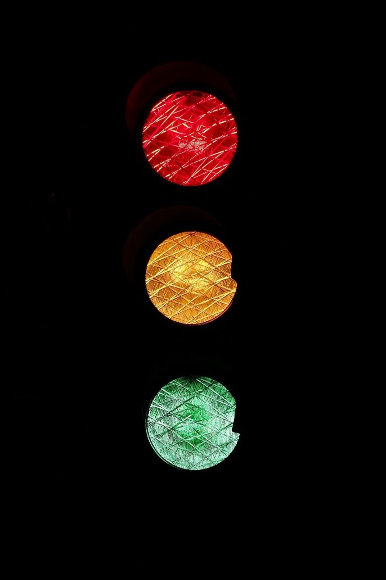 Comprendre les feux grâce au code de la route : sécurité et règles essentielles !