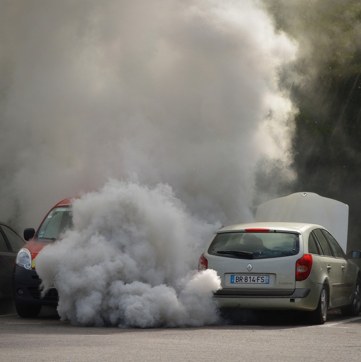 Fumée huile moteur : causes, risques et solutions à connaître !