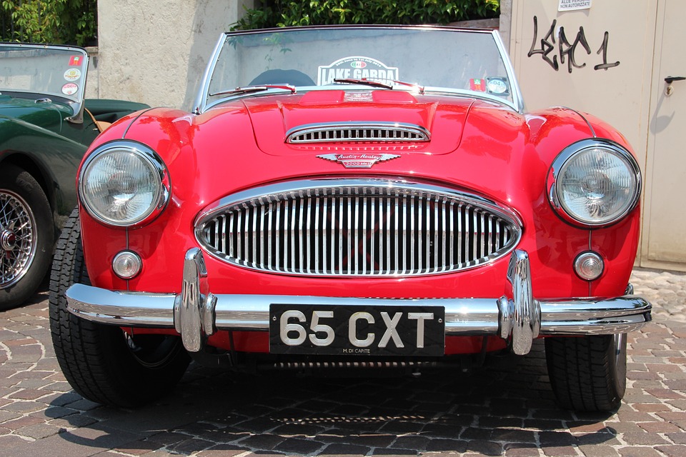 Découvrez l’histoire fascinante des logos de voitures anciennes françaises !