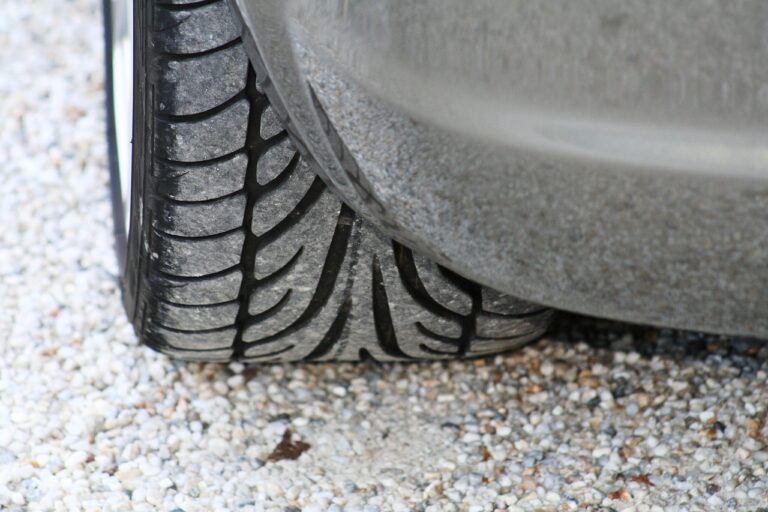 Dangers et coûts de rouler avec un pneu sous gonflé : ce que vous devez savoir !