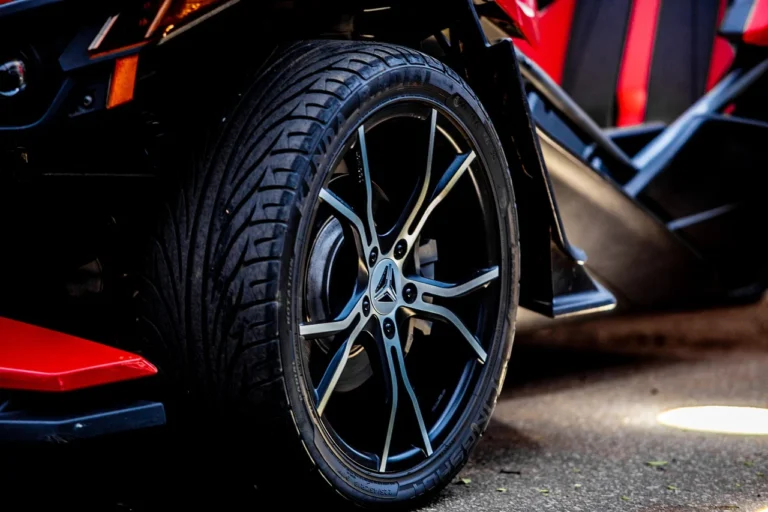 Sécurité routière : pourquoi tourner les roues à l&rsquo;arrêt ?