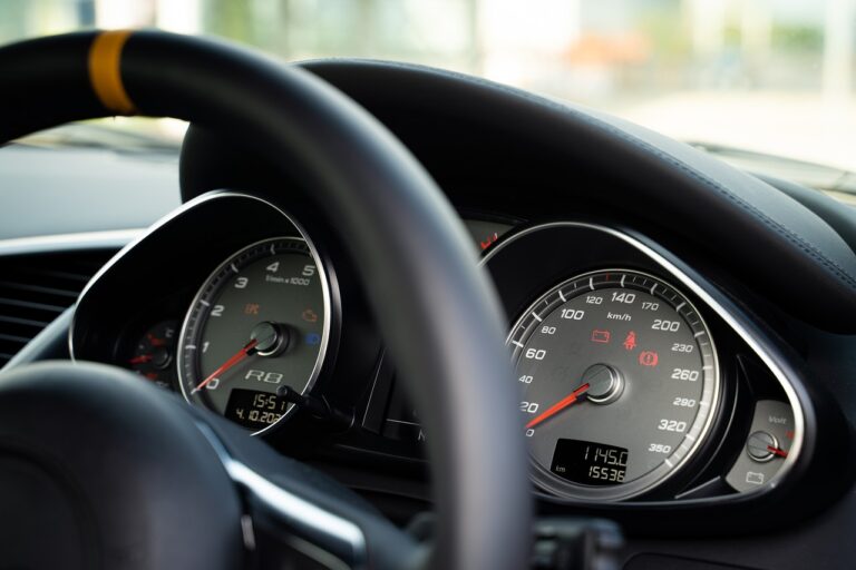 Voyant Dacia rouge : significations et solutions !