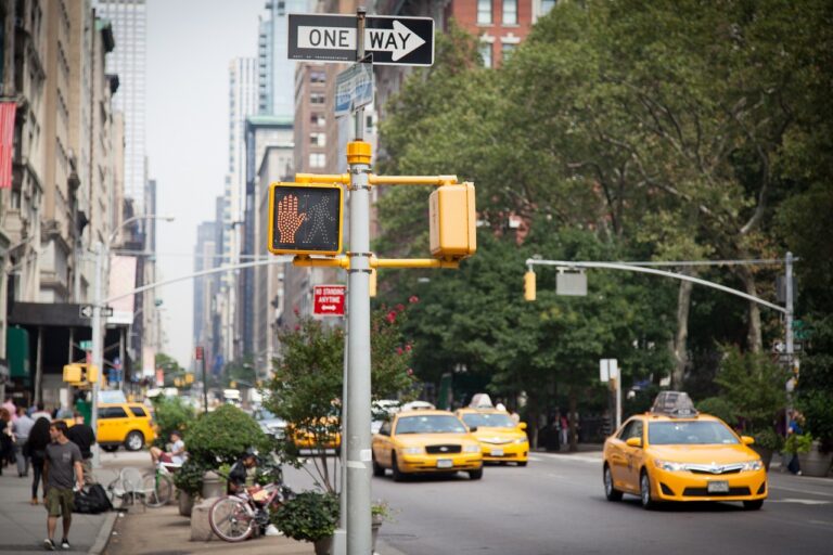 Comment devenir taxi moto: guide pratique et avantages du métier !