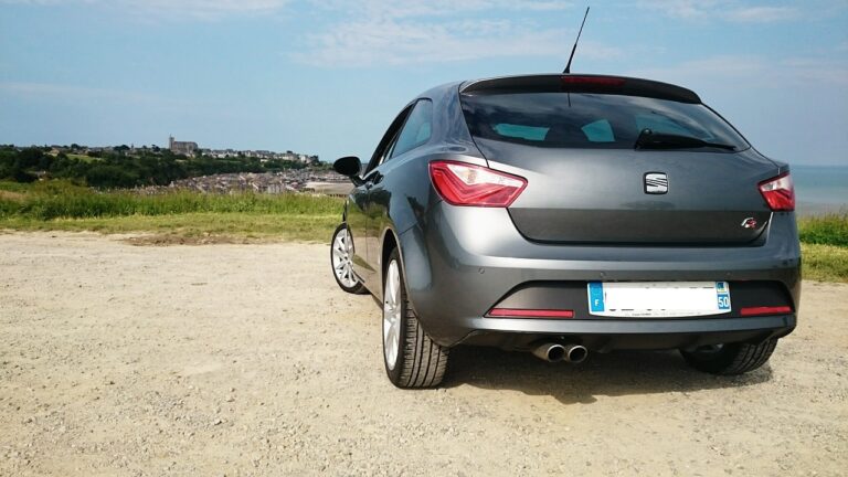 Accoup dans le volant en roulant: causes et solutions essentielles !