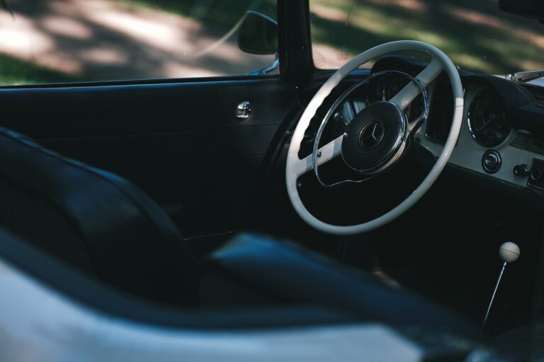Volant pas droit : causes et solutions après un choc !