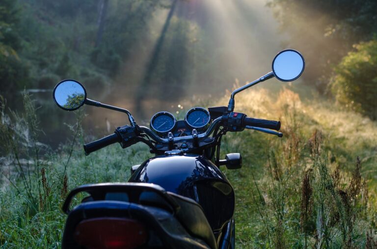 Voyant rouge moto : causes, solutions et conseils entretien !