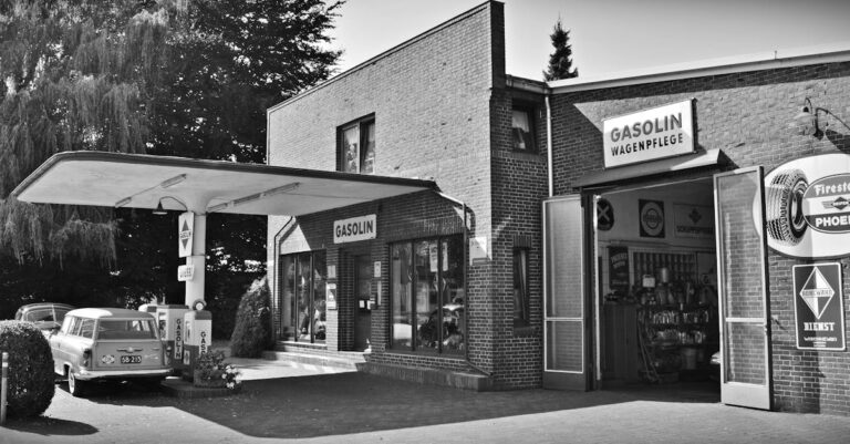 Vieille Station Essence France : Histoire, Patrimoine et Restaurations Iconiques