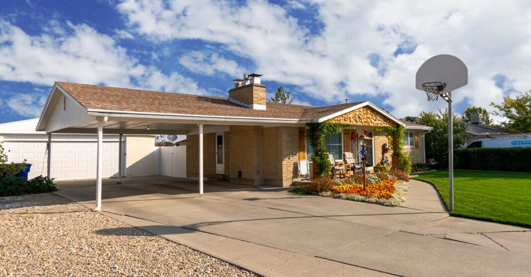 Carport ou Garage : Quelle Solution Choisir pour Votre Voiture ?