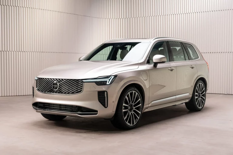 Volvo XC90 : la Voiture 7 Places la Plus Sûre pour Votre Famille