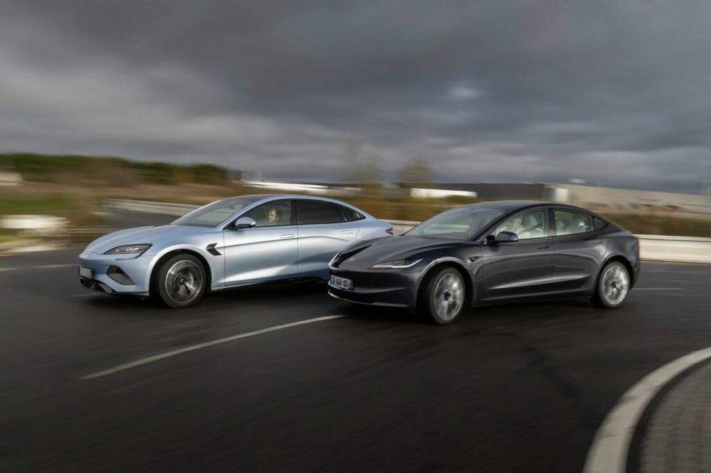 Une BYD et une Tesla sur une route toutes les deux