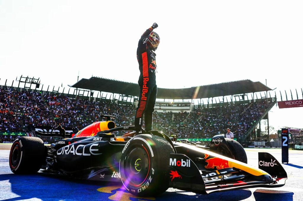 Max Verstappen debout sur sa F1 pour celebrer sa victoire au GP du Mexique 2023