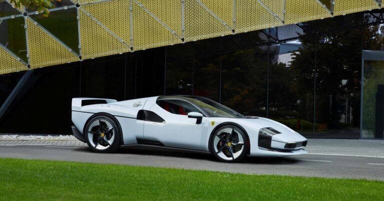Photo de la Ferrari SC40 statique