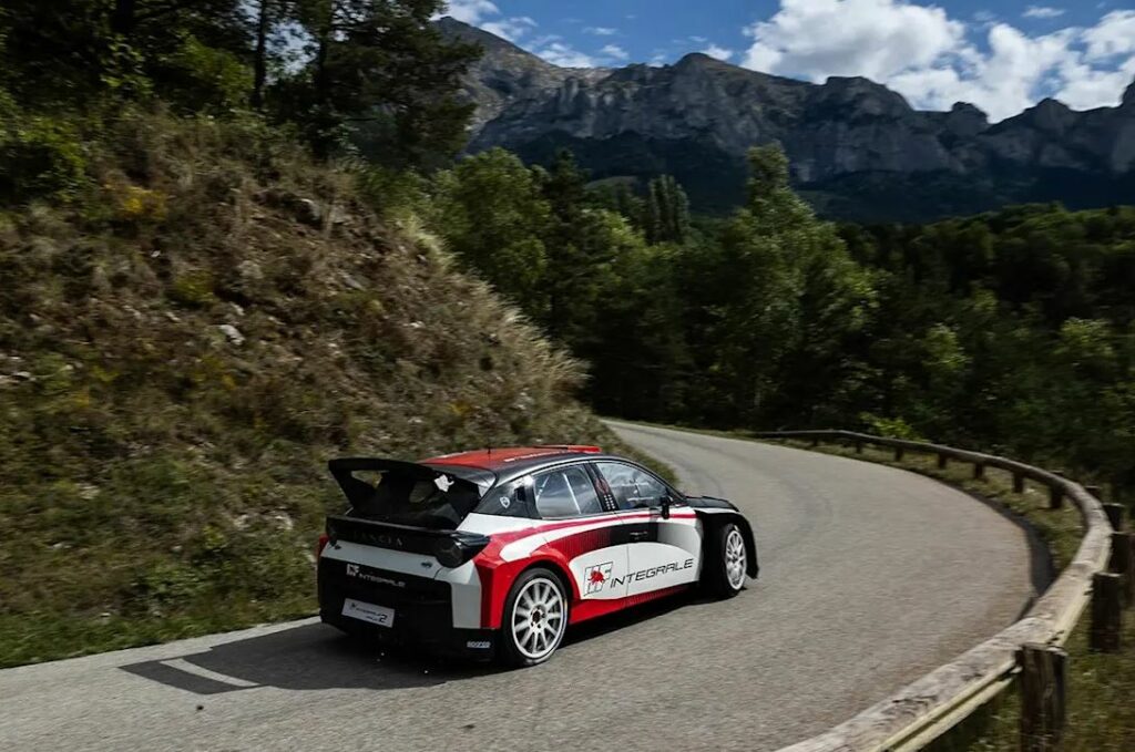 Photo de la Lancia Ypsilon WRC2, sur une route de montage