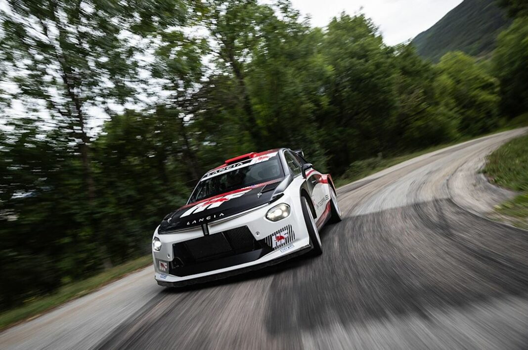 photo de la nouvelle lancia ypsilon rally2 hf integrale sur une route de montagne