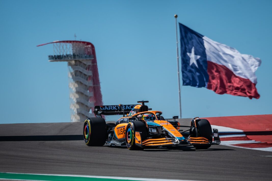 Une formule 1 mclaren au circuit COTA à Austin
