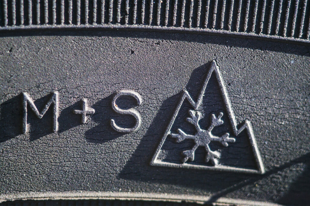Inscription M+S sur un pneu de voiture (Mud + Snow)