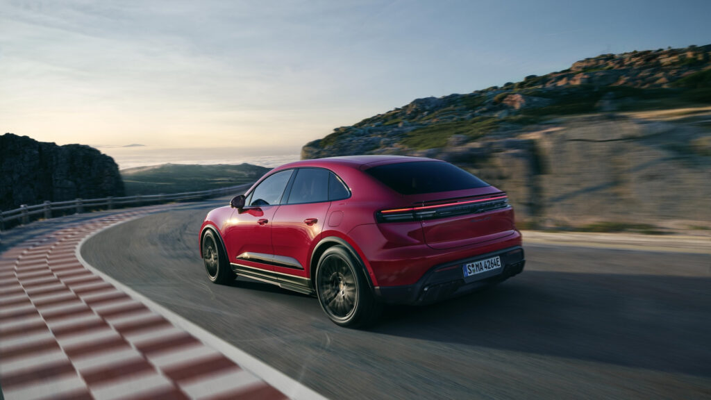Porsche Macan GTS rouge sur une route