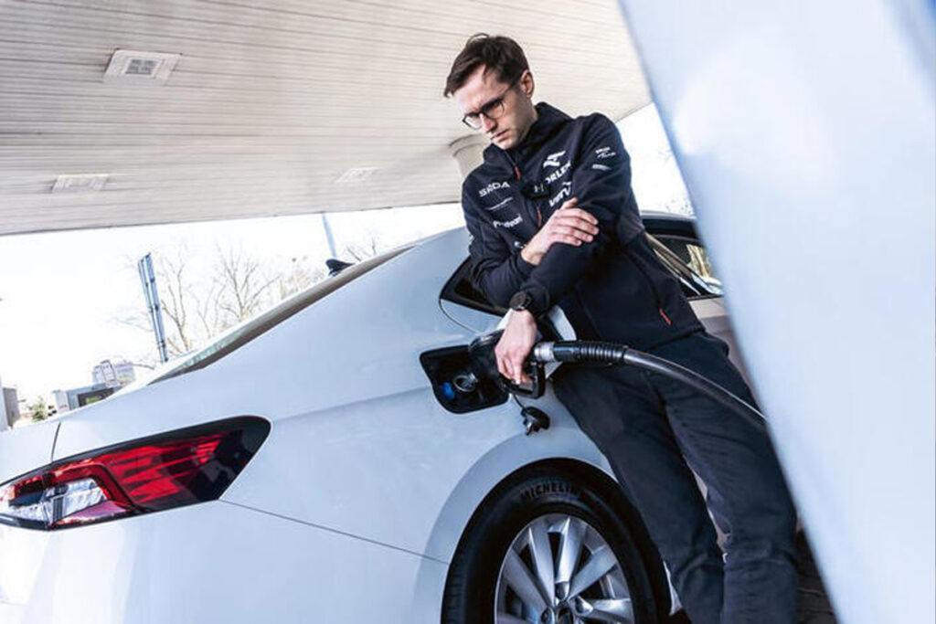 homme faisant le plein d'essence d'une voiture